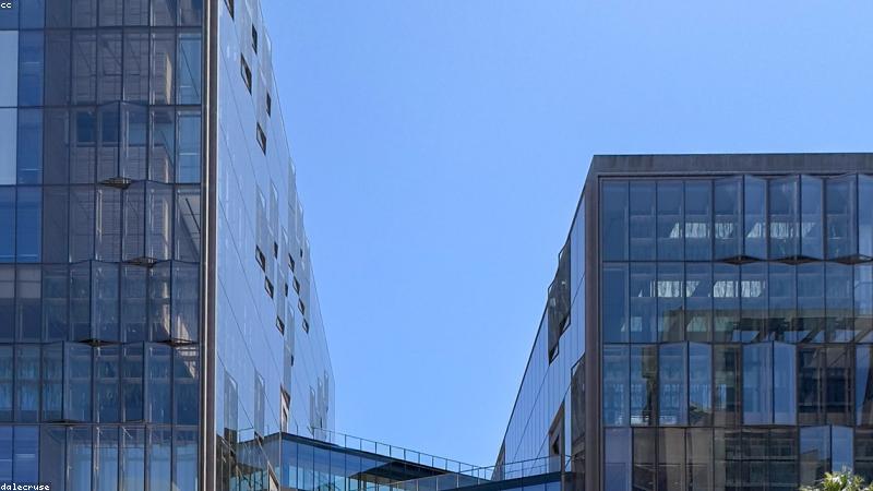 主播视频团队在演播厅为品牌拍摄主播出镜内容