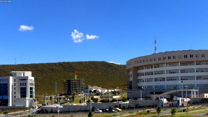主播视频团队在直播间进行品牌出镜拍摄